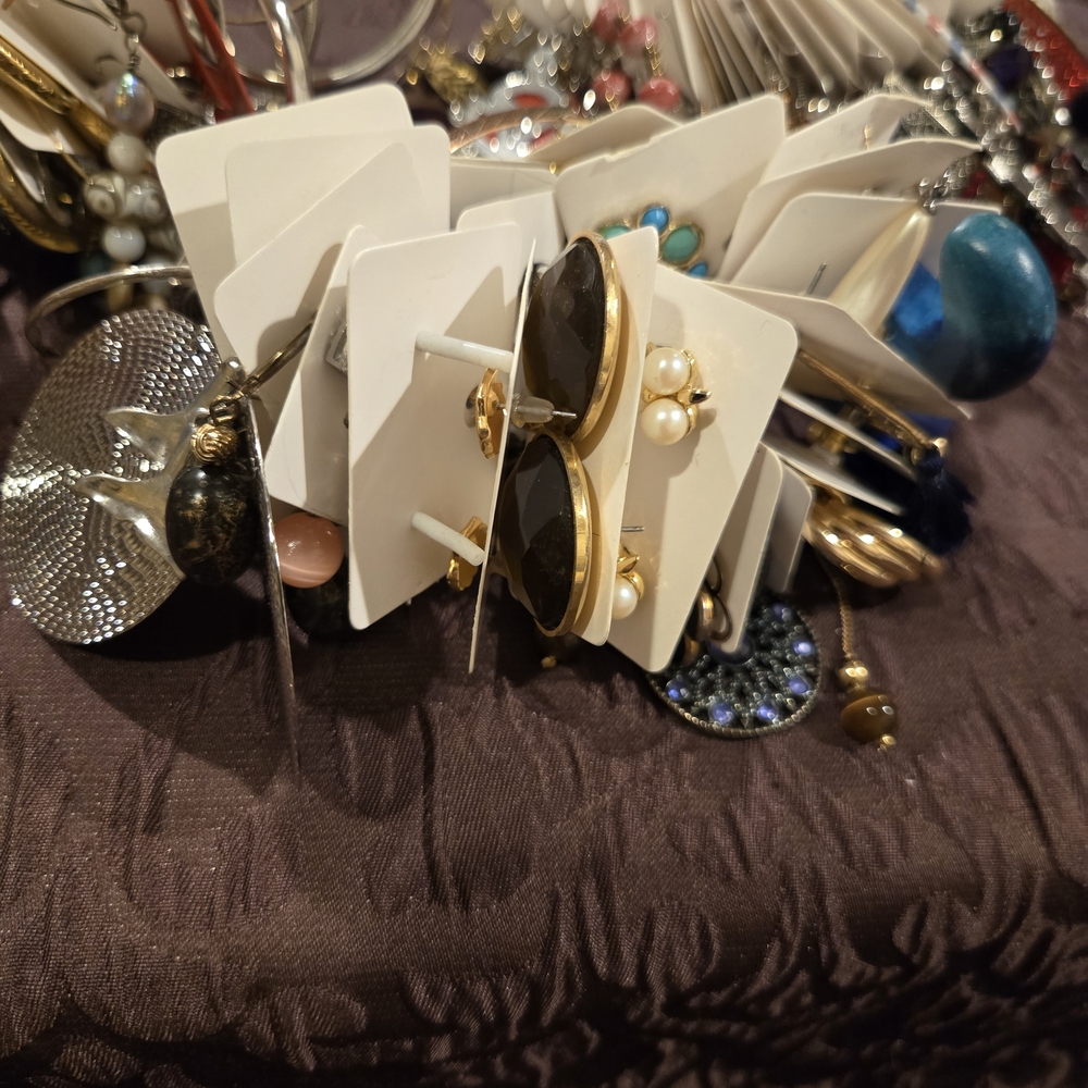 Pierced Earring Lot. Vintage & Modern. Stud & Dangle. Mixed Metals. Over 95 Pair - Picture 9 of 13